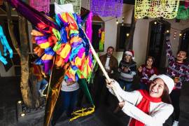 Existen teorías que rastrean el origen de la piñata hasta China, donde se utilizaban en celebraciones de Año Nuevo.