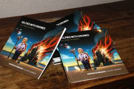 La literatura detrás de la música: Presentan el booklet del álbum ‘Selfies with drones’ en el Cerdo de Babel