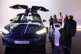 Un Model X de la compañía automotriz estadounidense Tesla durante la inauguración del Salón del Automóvil de Bruselas 2023, en Bruselas, Bélgica.