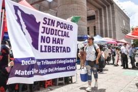 El presidente López Obrador ha minimizado el paro de trabajadores del Poder Judicial, a quienes incluso ha llamado “paleros” de corruptos, sin embargo, para Loret de Mola los empleados “no encajan en la caricatura que ha querido hacer el obradorato de quienes integran el Poder Judicial”, pues son ciudadanos de a pie, no millonarios que viven entre lujos.