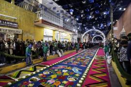 Una alfombra de aserrín de 3 mil 932 metros rompió el récord Guinness del tapete más largo del mundo.