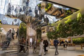 Personas recorren la tienda Apple de la Quinta Avenida en Nueva York. Apple, la empresa que nació de la visión de dos jóvenes en un garaje de California en 1976, cumple este 1 de abril medio siglo de vida.