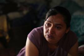 Mirsy Maricela Alva López, una migrante guatemalteca que ha sido separada de su hijo Ederson en dos ocasiones, llora durante una entrevista en la casa de sus padres en San Martín Cuchumatán, Guatemala.