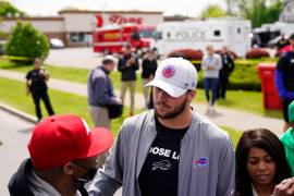 Josh Allen, QB de los Bills, acompañó a familiares y amigos de las víctimas del tiroteo, así como a la comunidad de Buffalo.