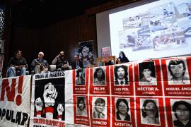 Una manta con las fotografías de personas desaparecidas fue colocada durante la presentación del informe “Verdades Innegables”, en la Ciudad de México (México).