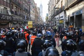 Decenas de personas participaron en la segunda marcha denominada Generación Z que concluyó a la altura del cruce de las calles 5 de Mayo y Francisco I. Madero con Palma, debido a la presencia de personal de la Secretaría de Seguridad Ciudadana (SSC) quienes resguardaron las inmediaciones de la plancha del zócalo capitalino.