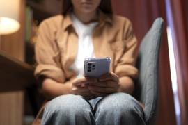 Liliana Salinas Valdés señaló que el uso de celulares y otros dispositivos electrónicos debe regularse desde el hogar para prevenir adicciones digitales en niñas, niños y adolescentes.