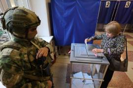 Una mujer emite su voto durante las elecciones parlamentarias de Rusia, en Donetsk, la parte controlada por Rusia de la región de Donetsk, Ucrania, el viernes 18 de septiembre de 2026.