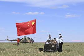 Personas acceden a la cápsula devuelta de la sonda Chang’e 6 en Siziwang Banner, región autónoma de Mongolia Interior, en el norte de China.