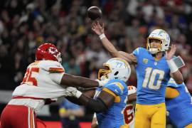 Justin Herbert y los Chargers celebran en Sao Paulo tras vencer a los Chiefs en el histórico debut de la NFL en Brasil.