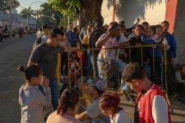 Migrantes esperan en la frontera, mientras la Corte Suprema debate sobre el futuro de la política de asilo.