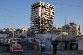 Tiendas de desplazados palestinos y un mercado rodean un edificio que sufrió graves daños durante la guerra entre Israel y Hamás, en la Ciudad de Gaza, el 17 de septiembre de 2026.