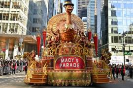 El Macy’s Thanksgiving Day Parade 2025 ilumina Nueva York con música, globos gigantes y estrellas invitadas como Cynthia Erivo, Lainey Wilson y el elenco de “KPop Demon Hunters”.