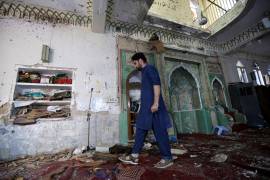 Un musulmán chiíta paquistaní inspecciona las secuelas de la explosión de una bomba en una mezquita musulmana chiíta en Peshawar, Pakistán. EFE/EPA/Arshad Arbab