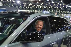 El presidente Joe Biden conduce un Cadillac Lyriq por la sala de exhibición durante una visita al Salón del Auto de Detroit el 14 de septiembre de 2022.