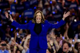 La candidata presidencial demócrata a la vicepresidenta estadounidense, Kamala Harris, participa en un mitin de campaña en el Fiserv Arena de Milwaukee en Wisconsin.