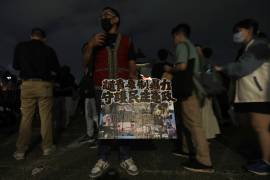 Participantes asisten a una vigilia con velas en la Plaza de la Democracia para conmemorar el 36.º aniversario de la represión militar china contra el movimiento prodemocrático en la Plaza de Tiananmén.