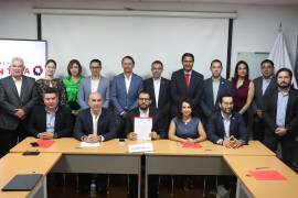 Fue hoy que el presidente de la IMEF acompañado por presidentes de otras cámaras empresariales se firmó un convenio para impulsar los temas financieros dentro de la comunidad. FOTO: HOMERO SÁNCHEZ/VANGUARDIA.