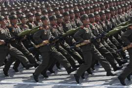 Soldados norcoreanos marchan por la plaza Kim Il Sung de Pyongyang durante un desfile militar para conmemorar el centenario del nacimiento del fundador de Corea del Norte, Kim Il Sung, el 15 de abril de 2012.