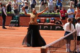 Naomi Osaka ingresó a la cancha Suzanne-Lenglen con un atuendo ceremonial que evocó la alta costura parisina.