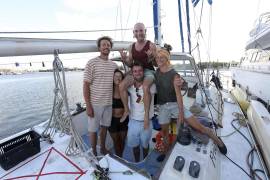 Fotografía del 20 de marzo que muestra un grupo de activistas a punto de zarpar con ayuda humanitaria en las embarcaciones “Friend Ship” y “Tiger Moth”, rumbo a Cuba desde Isla Mujeres, en Quintana Roo.