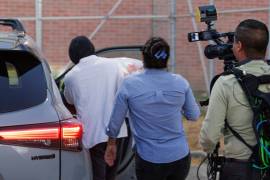 Se acusa a Castro de haber disparado un arma a través de la puerta principal de una vivienda en Minneapolis, hiriendo a Sosa-Celis en la pierna.