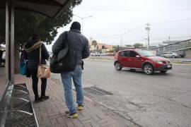 Solo una ruta de transporte público pasa por el Hospital General de Saltillo; taxistas, los ‘únicos beneficiados’
