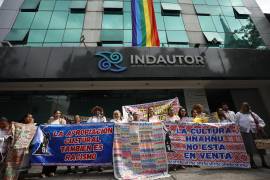 Artesanos indígenas otomíes se manifiestan ara exigir una disculpa pública y medidas de reparación y no repetición, tras la apropiación indebida de su iconografía y artesanías.