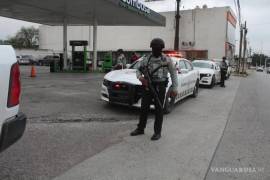 Personal de la FGR y autoridades federales aseguraron tanques subterráneos e hidrocarburo en gasolineras de Saltillo.