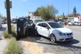 La intersección de Abasolo y Simón Bolívar quedó cerrada tras la carambola que involucró a cinco vehículos.