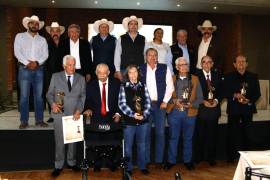Durante la ceremonia del Día del Agrónomo se entregó la presea “Buitre de Oro” a egresados destacados de la UAAAN por su trayectoria en investigación, academia y servicio público.