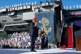 El presidente Donald Trump llega para hablar durante una celebración por el 250 aniversario de la Armada de los EE. UU. a bordo del USS Harry S. Truman en la Estación Naval de Norfolk, el domingo 5 de octubre de 2025 en Norfolk. FOTO:
