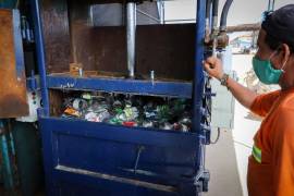 Un trabajador selecciona plásticos para ser empaquetados y reciclados en Montevideo, Uruguay. Plasticoin, un proyecto de economía circular en el que reciclaje y criptomonedas se dan la mano.