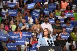 La vicepresidenta de Estados Unidos, Kamala Harris, habla durante un mitin de campaña en el Centro de Convocatoria del Estado de Georgia en Atlanta, Georgia.