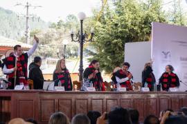 Durante la sesión pública, todos los ministros de la Corte portaron vestimenta tsotsil.