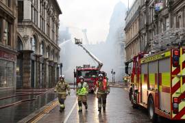 “Bomberos remojan los restos de un incendio en un edificio junto a la Estación Central de Glasgow el domingo 9 de marzo de 2026”, declaró la agencias de noticias.