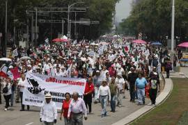 Aspectos de la marcha anti-elección que se lleva a cabo sobre Paseo de la Reforma.