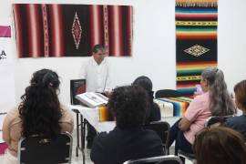 Maestro tejedor de Oaxaca imparte taller en Saltillo a los alumnos de la Escuela del Sarape