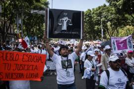 Cuentos de Trabajadores del Poder Judicial de la Federación realizan marcha pacífica a protesta a la eliminación de 13 fideicomisos y anuncian que avanzaran hacia el Zócalo para disiparse al llegar.
