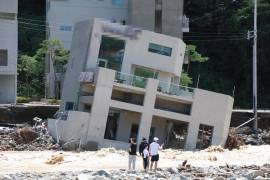 Un edificio es derribado en una aldea en Pohang, Corea del Sur después del súper fuerte tifón Hinnamnor que azotó las áreas del sur del país.