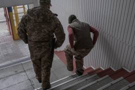 Un soldado de Wagner capturado es escoltado por un guardia ucraniano en una prisión en Dnipro. Se estima que el 20 por ciento de los reclutas de prisiones rusos que son VIH positivo.