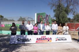 Comité pro plaza acompaña al alcalde durante la inauguración del área recuperada.