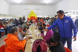 Docentes, estudiantes y autoridades universitarias, apadrinaron el festejo navideño de los adultos mayores que asisten cada semana al Centro Polivalente “Francisco Villa”.