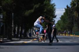 Jóvenes aprovecharon el espacio del bulevar para practicar skateboarding, convirtiendo la Ruta Recreativa en un punto de encuentro para la cultura urbana y el deporte alternativo.