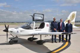 Se trata de una aeronave biplaza, con un motor Rotax de cuatro cilindros y puede alcanzar una altitud de 18 mil pies.