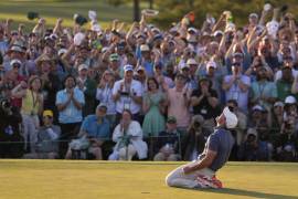 Rory McIlroy protagonizó una de las jornadas más emocionantes en la historia del Masters al superar un dramático colapso y vencer a Justin Rose en un desempate.