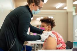 Un trabajador de la salud administra una vacuna contra el COVID-19 en Louisville, Kentucky, el 13 de mayo de 2021.