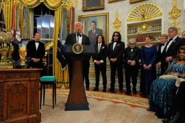 Donald Trump da un discurso al entregar a Sylvester Stallone, George Strait, KISS, Gloria Gaynor y Michael Crawford sus medallas del Kennedy Center Honors en la Oficina Oval de la Casa Blanca en Washington.