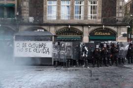 Integrantes del llamado Bloque Negro se enfrentaron a Policías Capitalinos en el Zócalo, durante el mitin conmemorativo de la Matanza Estudiantil de 1968 en Tlatelolco.