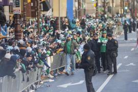 PHILADELPHIA (United States), 14/02/2025.- Members of the Philadelphia Eagles football team celebrate winning the 2025 Super Bowl during a victory parade in Philadelphia, Pennsylvania, USA, 14 February 2025. The Eagles defeated the Kansas City Chiefs in Super Bowl LIX. (Filadelfia) EFE/EPA/MIGUEL MARTINEZ